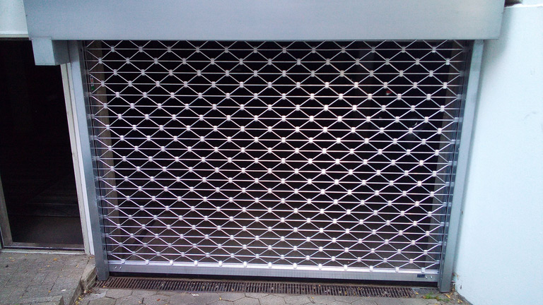 Rode Rolltor-Tiefgaragentor