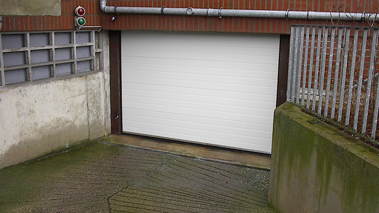 Rode Rolltor-Tiefgaragento